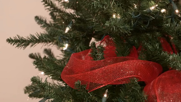 how to put ribbon on Christmas tree